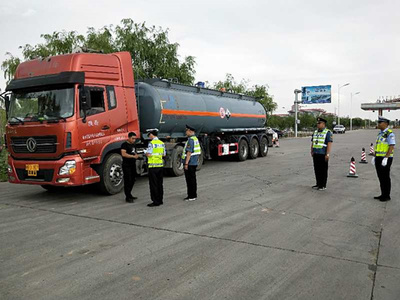 黄河堤防公路大队强化夏季危险化学品运输车辆交通安全管理工作