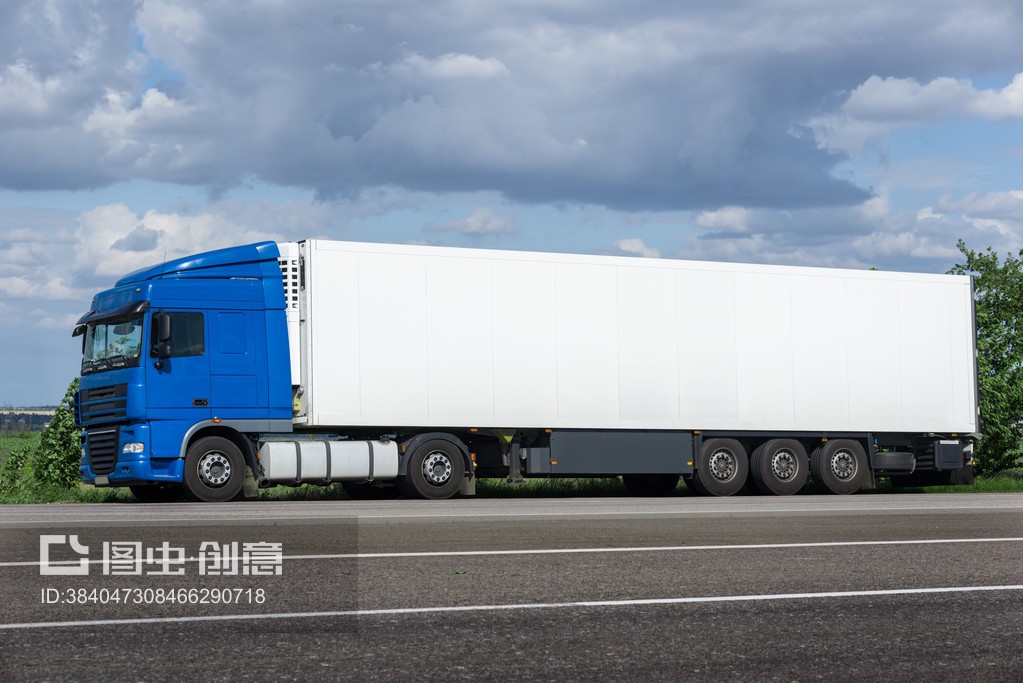 公路上的白色卡车white truck on road